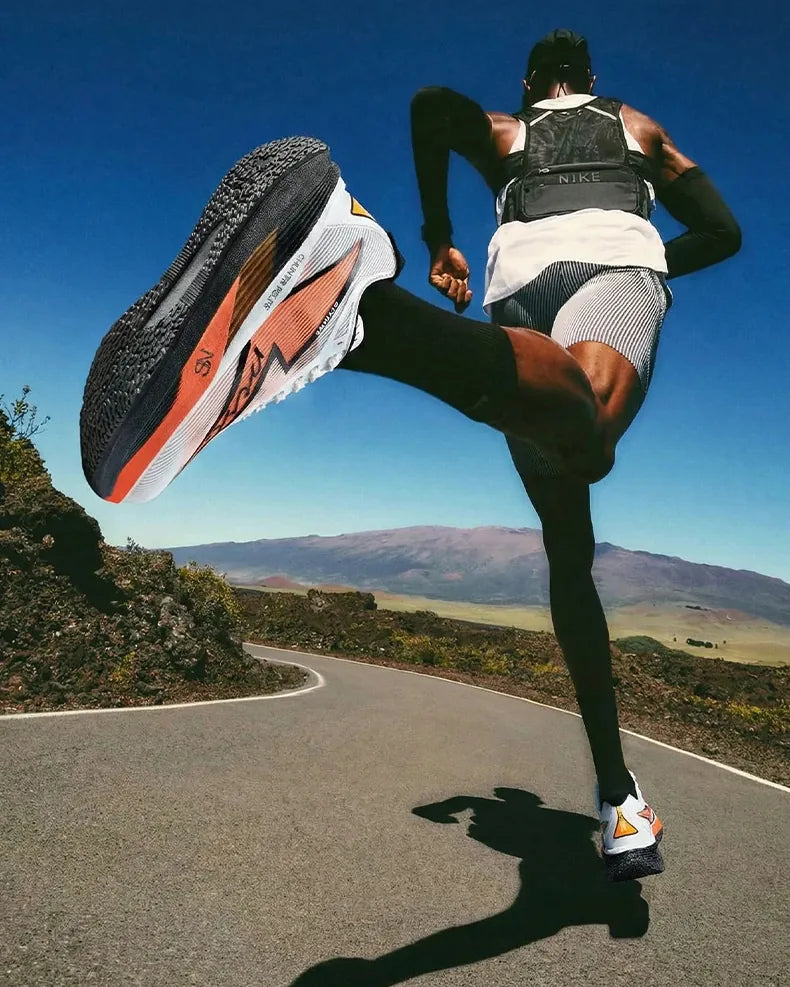 Runner sprinting on a mountain road in the Gale in White/Coral