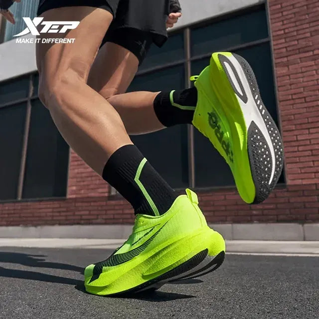 Runner training in neon green plate-free shoes